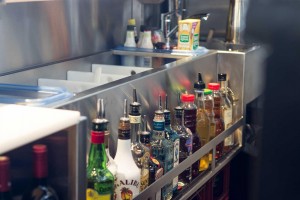 Station cocktail bar avec icewell et speedrack, rince verre shaker et évier avec grille récupératrice